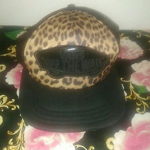 A leopard Vans hat